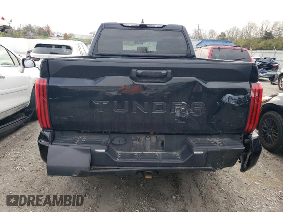 2023 Toyota Tundra SR z VIN 5TFKB5DBXPX123141, wystawiony jako Copart lot #80703724 z przebiegiem 41 050 mil mil oraz Szkoda całkowita • Salvage title. Historia ofert i sprzedaży dostępna na DreamBid. Obrazek 6.
