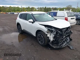 2024 Nissan Rogue SV z VIN 5N1BT3BB3RC751536, wystawiony jako IAAI lot #42165715 z przebiegiem 4797 mil mil oraz . Historia ofert i sprzedaży dostępna na DreamBid. Obrazek 1.