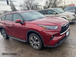 2022 Toyota Highlander XLE with VIN 5TDHZRBH5NS584772, listed as a Copart auction lot 51858845 with 63,157 mi miles and Clean Title. Bid and sale history available at carsss.com. Image 1.