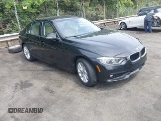 2018 BMW 3 Series 320i xDrive z VIN WBA8A3C53JA067399, wystawiony jako IAAI lot #42101343 z przebiegiem 42 003 mil mil oraz . Historia ofert i sprzedaży dostępna na DreamBid. Obrazek 1.