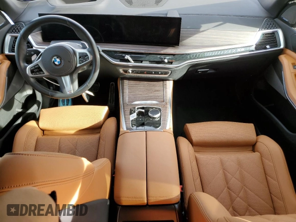 2024 BMW X5 xDrive40i z VIN 5UX23EU05R9U48829, wystawiony jako Copart lot #49902435 z przebiegiem Nie podano mil oraz Szkody całkowita. Historia ofert i sprzedaży dostępna na DreamBid. Obrazek 8.