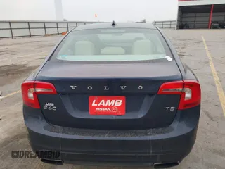 2015 Volvo S60 T5 Drive-E Premier z VIN YV126MFK1F2336786, wystawiony jako IAAI lot #41184378 z przebiegiem 134 482 mil mil oraz . Historia ofert i sprzedaży dostępna na DreamBid. Obrazek 16.