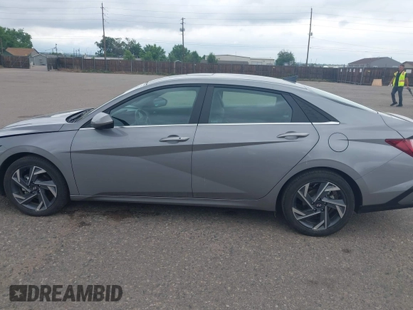 2025 Hyundai Elantra SEL Convenience z VIN KMHLS4DG4SU925278, wystawiony jako IAAI lot #42520321 z przebiegiem 13 936 mil mil oraz . Historia ofert i sprzedaży dostępna na DreamBid. Obrazek 14.