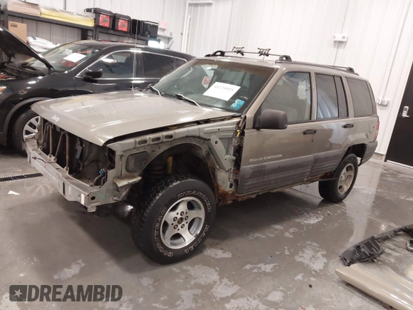 1997 Jeep Grand Cherokee Laredo with VIN 1J4GZ58S2VC746778, listed as a IAAI auction lot 41225925 with 196,679 mi miles. Bid and sale history available at carsss.com. Image 2.
