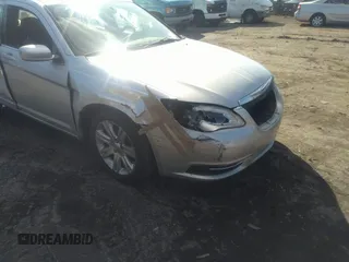2011 Chrysler 200 Touring z VIN 1C3BC1FB0BN607153, wystawiony jako IAAI lot #38884887 z przebiegiem 153 027 mil mil oraz . Historia ofert i sprzedaży dostępna na DreamBid. Obrazek 11.