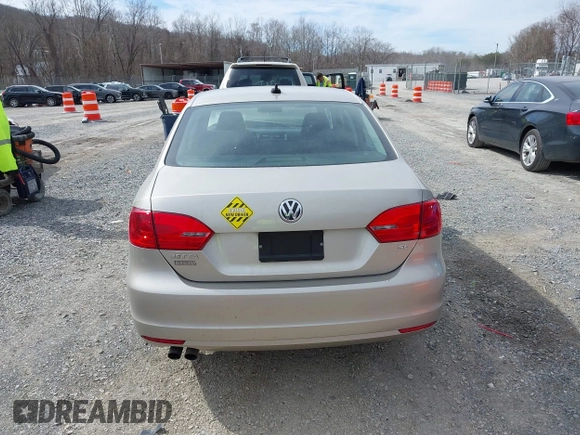 2014 Volkswagen Jetta Sedan SE w/Connectivity with VIN 3VWD07AJ9EM248024, listed as a IAAI auction lot 41621186 with 130,886 mi miles. Bid and sale history available at carsss.com. Image 16.