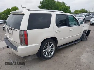 2013 Cadillac Escalade Premium z VIN 1GYS4CEF8DR272495, wystawiony jako IAAI lot #42245832 z przebiegiem 203 818 mil mil oraz . Historia ofert i sprzedaży dostępna na DreamBid. Obrazek 4.