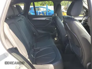 2021 BMW X1 sDrive28i z VIN WBXJG7C06M5U15436, wystawiony jako Copart lot #52382635 z przebiegiem 57 917 mil mil oraz Szkody całkowita. Historia ofert i sprzedaży dostępna na DreamBid. Obrazek 11.