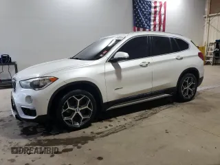 2017 BMW X1 xDrive28i z VIN WBXHT3C31H5F72135, wystawiony jako Copart lot #56681455 z przebiegiem 105 174 mil mil oraz Czysty tytuł • Clean title. Historia ofert i sprzedaży dostępna na DreamBid. Obrazek 1.