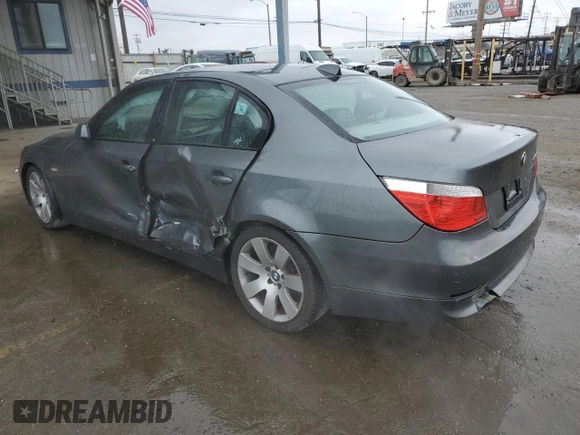 2005 BMW 5 Series 530i z VIN WBANA73555CR58878, wystawiony jako Copart lot #51302875 z przebiegiem 172 745 mil mil oraz Szkoda całkowita • Salvage title. Historia ofert i sprzedaży dostępna na DreamBid. Obrazek 2.