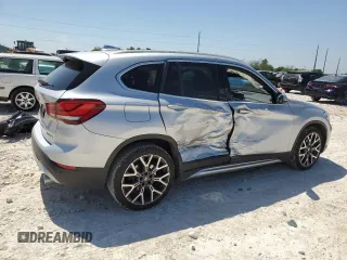 2021 BMW X1 sDrive28i z VIN WBXJG7C04M5T32801, wystawiony jako Copart lot #52046425 z przebiegiem 45 584 mil mil oraz Szkody całkowita. Historia ofert i sprzedaży dostępna na DreamBid. Obrazek 3.