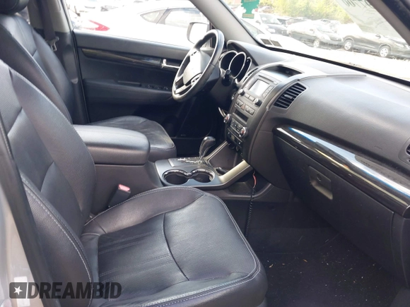 2013 Kia Sorento EX z VIN 5XYKUDA22DG413039, wystawiony jako IAAI lot #42197700 z przebiegiem 132 381 mil mil oraz . Historia ofert i sprzedaży dostępna na DreamBid. Obrazek 5.