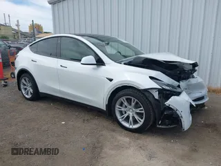 2021 Tesla Model Y Long Range with VIN 5YJYGDEE1MF152256, listed as a IAAI auction lot 42004769 with 35,176 mi miles. Bid and sale history available at carsss.com. Image 1.