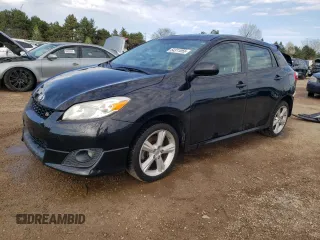 2010 Toyota Matrix S z VIN 2T1LE4EE3AC018087, wystawiony jako Copart lot #54311055 z przebiegiem 116 170 mil mil oraz Szkoda całkowita • Salvage title. Historia ofert i sprzedaży dostępna na DreamBid. Obrazek 1.