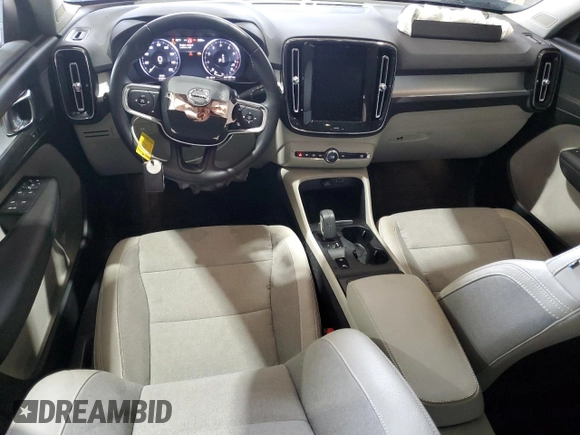 2020 Volvo XC40 Momentum z VIN YV4162UK4L2200587, wystawiony jako Copart lot #55737555 z przebiegiem 32 785 mil mil oraz Szkoda całkowita • Salvage title. Historia ofert i sprzedaży dostępna na DreamBid. Obrazek 8.