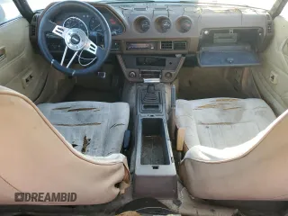 1981 Datsun 280ZX z VIN JN1HZ04S8BX265704, wystawiony jako Copart lot #71597844 z przebiegiem 251 218 mil mil oraz Tytuł czysty. Historia ofert i sprzedaży dostępna na DreamBid. Obrazek 8.