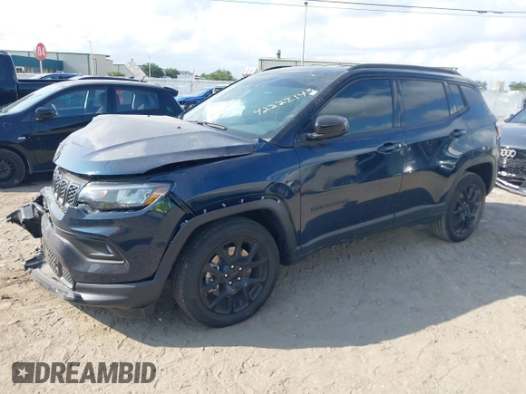 2024 Jeep Compass Latitude z VIN 3C4NJDBN7RT162744, wystawiony jako IAAI lot #42222143 z przebiegiem 8 657 mil mil oraz . Historia ofert i sprzedaży dostępna na DreamBid. Obrazek 2.