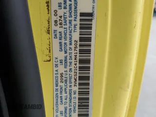 2001 Volkswagen Beetle GLS z VIN 3VWCS21C41M417502, wystawiony jako Copart lot #43071515 z przebiegiem 169 634 mil mil oraz Szkoda całkowita • Salvage title. Historia ofert i sprzedaży dostępna na DreamBid. Obrazek 13.