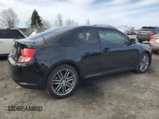 2013 Scion tC z VIN JTKJF5C78D3054796, wystawiony jako Copart lot #46947135 z przebiegiem 133 805 mil mil oraz Szkody całkowita. Historia ofert i sprzedaży dostępna na DreamBid. Obrazek 3.