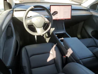 2024 Tesla Model Y Long Range z VIN 7SAYGAEE2RF009616, wystawiony jako Copart lot #46139805 z przebiegiem 6 535 mil mil oraz Szkoda całkowita • Salvage title. Historia ofert i sprzedaży dostępna na DreamBid. Obrazek 8.