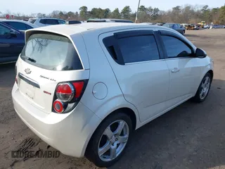 2015 Chevrolet Sonic LTZ z VIN 1G1JE6SB6F4145044, wystawiony jako IAAI lot #41579406 z przebiegiem 52 302 mil mil oraz . Historia ofert i sprzedaży dostępna na DreamBid. Obrazek 4.
