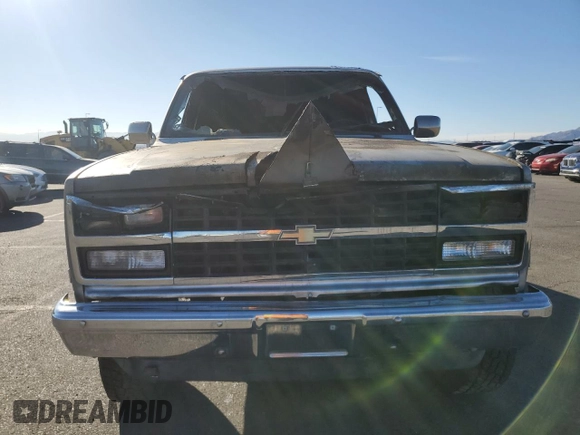 1989 Chevrolet Suburban z VIN 1GNGV26K8KF128711, wystawiony jako Copart lot #46658895 z przebiegiem Nie podano mil oraz Szkoda całkowita • Salvage title. Historia ofert i sprzedaży dostępna na DreamBid. Obrazek 5.