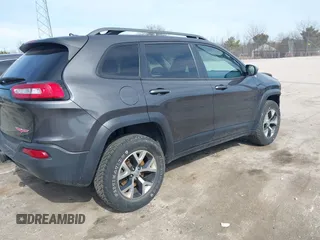 2015 Jeep Cherokee Trailhawk z VIN 1C4PJMBS3FW520328, wystawiony jako IAAI lot #41746017 z przebiegiem 83 485 mil mil oraz . Historia ofert i sprzedaży dostępna na DreamBid. Obrazek 4.