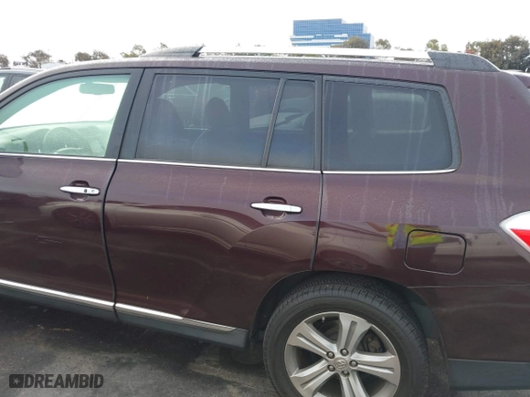 2011 Toyota Highlander Limited with VIN 5TDYK3EH2BS024104, listed as a IAAI auction lot 40974692 with 438,182 mi miles. Bid and sale history available at carsss.com. Image 14.