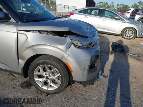 2022 Kia Soul LX with VIN KNDJ23AU7N7805591, listed as a IAAI auction lot 41800259 with 15,589 mi miles. Bid and sale history available at carsss.com. Image 6.