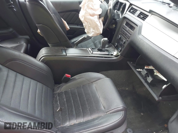 2014 Ford Mustang V6 z VIN 1ZVBP8AM3E5271971, wystawiony jako IAAI lot #42145670 z przebiegiem 77 466 mil mil oraz . Historia ofert i sprzedaży dostępna na DreamBid. Obrazek 5.
