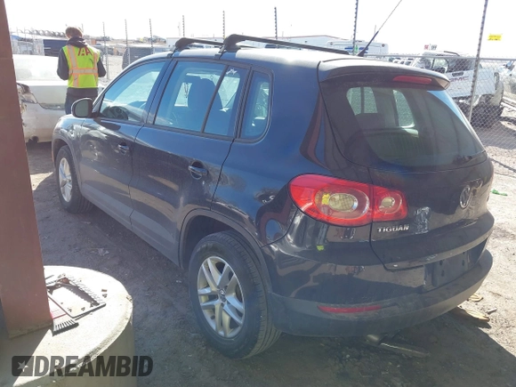 2011 Volkswagen Tiguan S z VIN WVGAV7AX9BW503628, wystawiony jako IAAI lot #41865959 z przebiegiem 121 863 mil mil oraz . Historia ofert i sprzedaży dostępna na DreamBid. Obrazek 3.