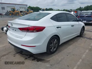 2017 Hyundai Elantra SE z VIN 5NPD84LF5HH132588, wystawiony jako IAAI lot #42380298 z przebiegiem 35 495 mil mil oraz . Historia ofert i sprzedaży dostępna na DreamBid. Obrazek 4.