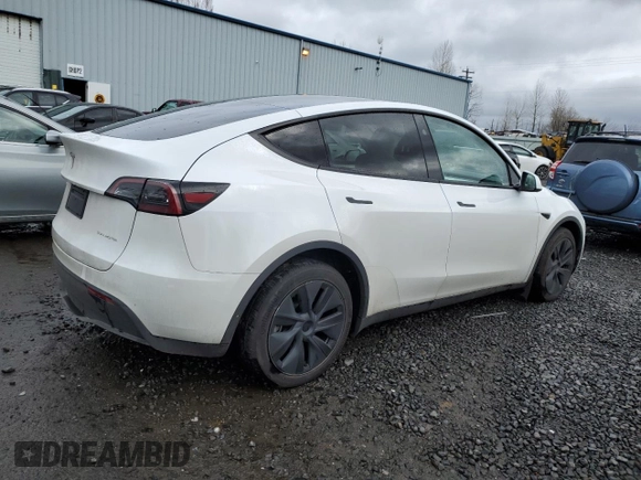 2024 Tesla Model Y Long Range with VIN 7SAYGDEE5RF115706, listed as a Copart auction lot 45002255 with 9,255 mi miles and Salvage Title. Bid and sale history available at DreamBid. Image 3.
