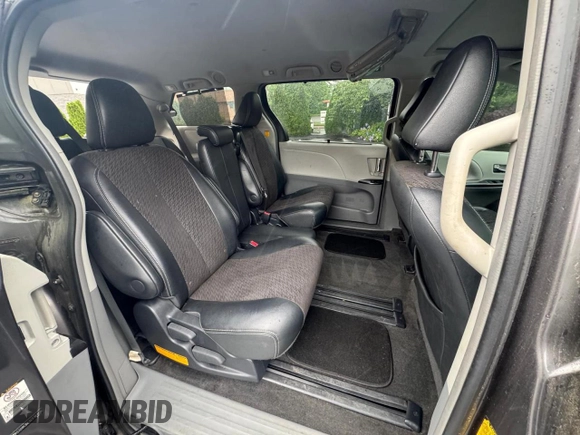 2012 Toyota Sienna SE z VIN 5TDXK3DC5CS181936, wystawiony jako Copart lot #58632215 z przebiegiem 115 295 mil mil oraz Czysty tytuł • Clean title. Historia ofert i sprzedaży dostępna na DreamBid. Obrazek 9.