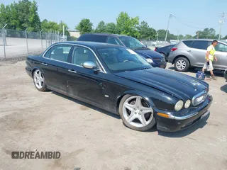 2007 Jaguar XJ Vanden Plas z VIN SAJWA82B87SH13560, wystawiony jako IAAI lot #42502145 z przebiegiem 211 075 mil mil oraz . Historia ofert i sprzedaży dostępna na DreamBid. Obrazek 1.