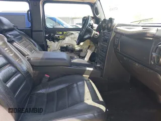 2005 Hummer H2 SUV z VIN 5GRGN23U25H128791, wystawiony jako IAAI lot #42115436 z przebiegiem 286 818 mil mil oraz . Historia ofert i sprzedaży dostępna na DreamBid. Obrazek 5.