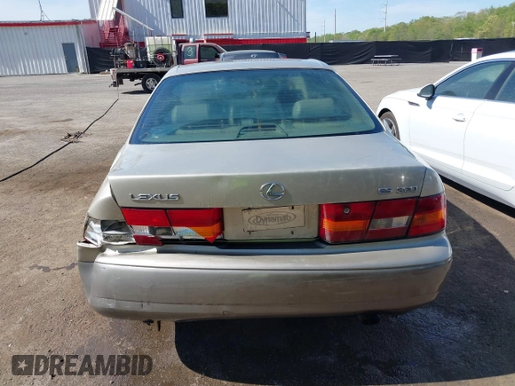 1998 Lexus ES 300 Luxury Sport Sdn with VIN JT8BF28G1W5049917, listed as a IAAI auction lot 42093778 with 331,253 mi miles. Bid and sale history available at carsss.com. Image 16.