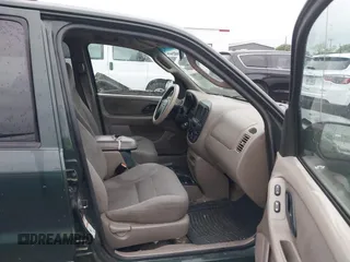 2001 Ford Escape XLT with VIN 1FMCU03101KC25039, listed as a IAAI auction lot 41900122 with 218,126 mi miles. Bid and sale history available at carsss.com. Image 5.
