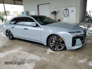 2023 BMW i7 xDrive60 z VIN WBY53EJ04PCM31425, wystawiony jako Copart lot #59719113 z przebiegiem 5414 mil mil oraz . Historia ofert i sprzedaży dostępna na DreamBid. Obrazek 4.