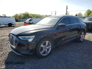 2019 Audi e-tron Premium Plus z VIN WA1LABGE5KB013142, wystawiony jako Copart lot #52452085 z przebiegiem 91 042 mil mil oraz Szkoda całkowita • Salvage title. Historia ofert i sprzedaży dostępna na DreamBid. Obrazek 1.