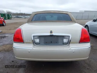 2003 Lincoln Town Car Cartier z VIN 1LNHM83W03Y656352, wystawiony jako IAAI lot #41898985 z przebiegiem 112 712 mil mil oraz . Historia ofert i sprzedaży dostępna na DreamBid. Obrazek 16.