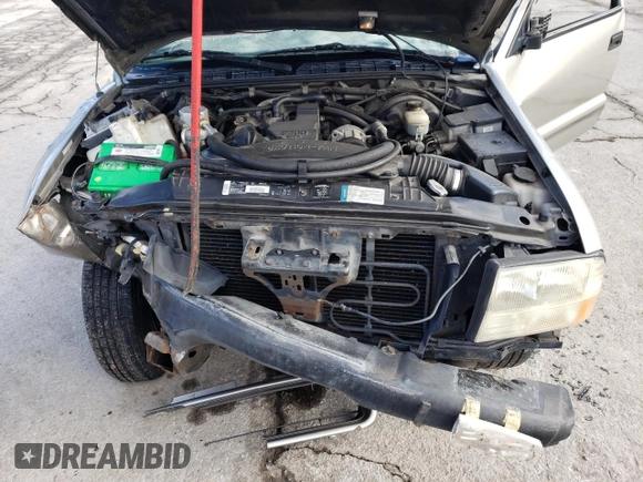 1998 GMC Sonoma z VIN 1GTCS1446W8541476, wystawiony jako Copart lot #89066195 z przebiegiem 177 126 mil mil oraz Nie do naprawy. Historia ofert i sprzedaży dostępna na DreamBid. Obrazek 11.