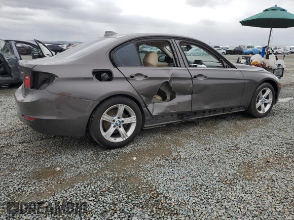 2013 BMW 3 Series 328i z VIN WBA3C1C54DF440529, wystawiony jako Copart lot #48949335 z przebiegiem 83 765 mil mil oraz Szkody całkowita. Historia ofert i sprzedaży dostępna na DreamBid. Obrazek 3.