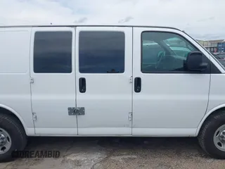 2015 GMC Savana Cargo z VIN 1GTW7FCF4F1906986, wystawiony jako IAAI lot #42433630 z przebiegiem 124 182 mil mil oraz . Historia ofert i sprzedaży dostępna na DreamBid. Obrazek 13.