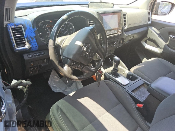 2022 Nissan Frontier SV z VIN 1N6ED1CM1NN653586, wystawiony jako Copart lot #55095415 z przebiegiem 55 175 mil mil oraz Czysty tytuł • Clean title. Historia ofert i sprzedaży dostępna na DreamBid. Obrazek 8.