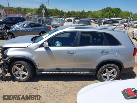 2015 Kia Sorento LX with VIN 5XYKTCA68FG641582, listed as a IAAI auction lot 42063254 with 159,125 mi miles and . Bid and sale history available at DreamBid. Image 14.