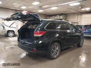 2019 Toyota Highlander SE with VIN 5TDJZRFH0KS706882, listed as a IAAI auction lot 41796238 with 104,009 mi miles. Bid and sale history available at carsss.com. Image 4.