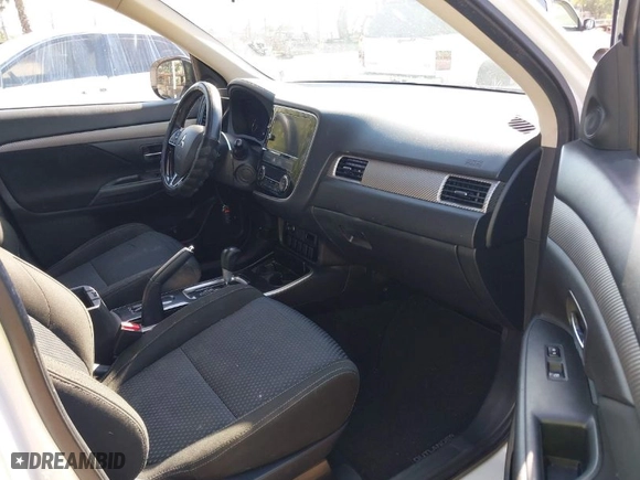 2017 Mitsubishi Outlander SE with VIN JA4AD3A35HZ059338, listed as a IAAI auction lot 41992004 with 120,071 mi miles. Bid and sale history available at carsss.com. Image 5.