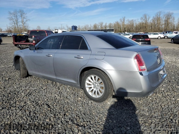 2013 Chrysler 300 z VIN 2C3CCAAG2DH697490, wystawiony jako Copart lot #88799405 z przebiegiem 95 165 mil mil oraz Czysty tytuł • Clean title. Historia ofert i sprzedaży dostępna na DreamBid. Obrazek 2.