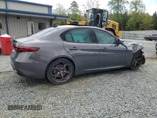 2018 Alfa Romeo Giulia Ti Sport z VIN ZARFAECN3J7576014, wystawiony jako Copart lot #52408195 z przebiegiem Nie podano mil oraz Szkody całkowita. Historia ofert i sprzedaży dostępna na DreamBid. Obrazek 3.